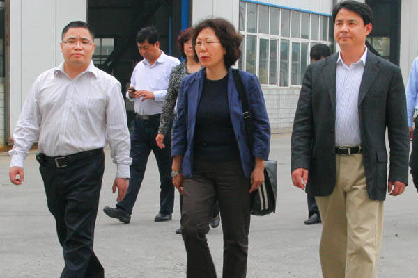 商务部电机和科技财产司副司长刘少军观赏中德机床 商务部电机和科技财产司副司长刘少军观赏中德机床