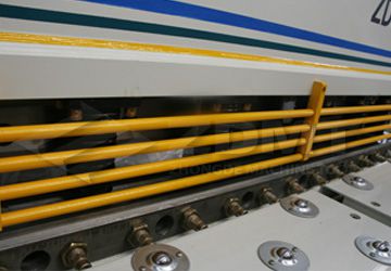 简略单纯式防护栅栏和球面任务台.jpg 简略单纯式防护栅栏和球面任务台.jpg