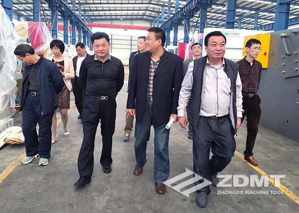 马鞍山市政协副主席魏正平来我公司观赏考查3 马鞍山市政协副主席魏正平来我公司观赏考查3