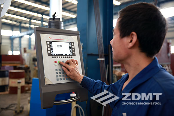 中德机床联袂意大利ESA胜利研制新型电液同步数控折弯机2 中德机床联袂意大利ESA胜利研制新型电液同步数控折弯机2