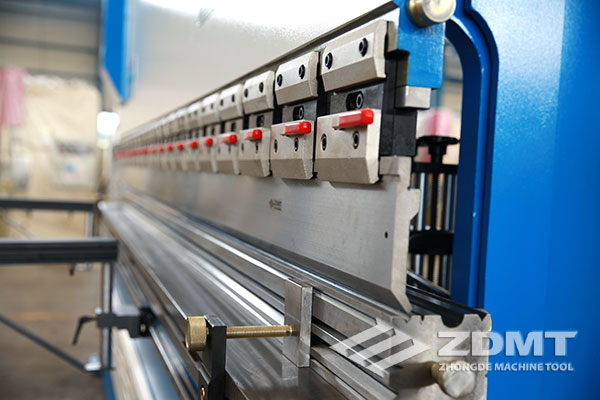 中德机床联袂意大利ESA胜利研制新型电液同步数控折弯机3 中德机床联袂意大利ESA胜利研制新型电液同步数控折弯机3