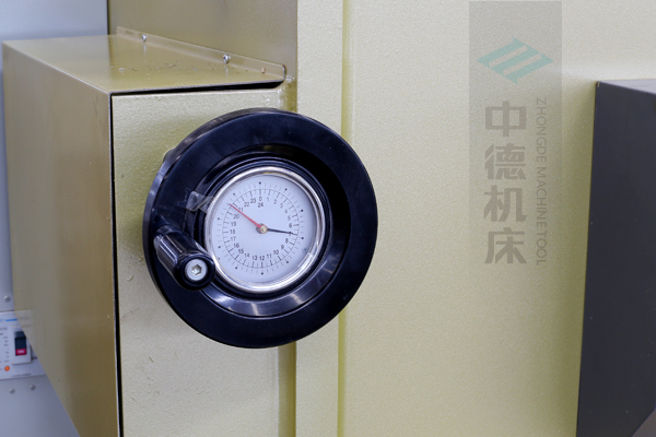 ZDG-832刀片空隙调理装配,设置在机架后面,并有刻度显现,调理便利.jpg ZDG-832刀片空隙调理装配,设置在机架后面,并有刻度显现,调理便利.jpg