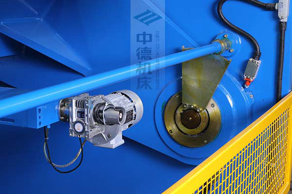 ZDS-432剪板机后档料布局,平行度高,并接纳国际一流品牌轴承,耐磨抗压寿命长.jpg ZDS-432剪板机后档料布局,平行度高,并接纳国际一流品牌轴承,耐磨抗压寿命长.jpg