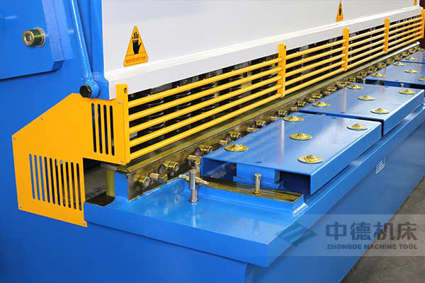 ZDS-432剪板机进料口,宁静防护,进料无阻,又能间接观看到灯光对线的剪切地位.jpg ZDS-432剪板机进料口,宁静防护,进料无阻,又能间接观看到灯光对线的剪切地位.jpg