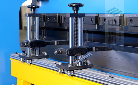 ZDPK-16032可调式档指,手摇起落,可顺应差别模具;横梁双线轨设想,零游隙.jpg ZDPK-16032可调式档指,手摇起落,可顺应差别模具;横梁双线轨设想,零游隙.jpg